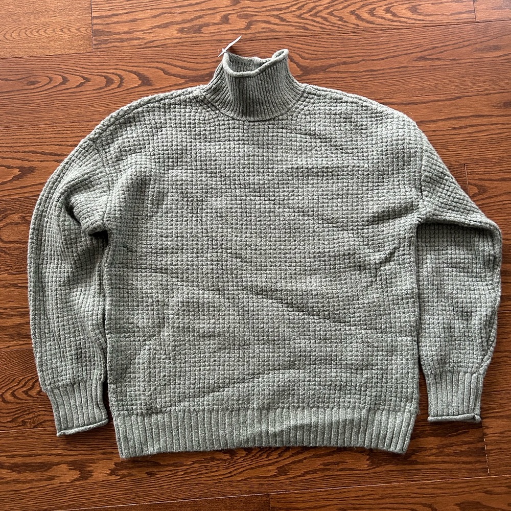 American Eagle Sweater Pale Green/Grey Color